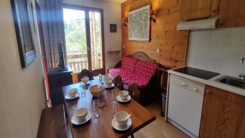 une cuisine avec une table et une salle à manger dans l'établissement Résidence Le Palatin - CHALEUREUX APPARTEMENT AU PIED DES PISTES - 4/6 PERS MAE-3484, à Pelvoux