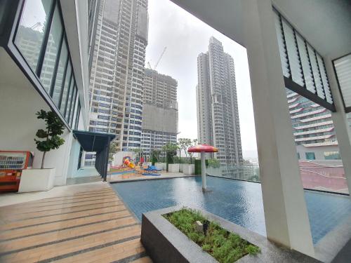 una piscina en un edificio con edificios altos en Imperial suites@Reizz residence, en Kuala Lumpur