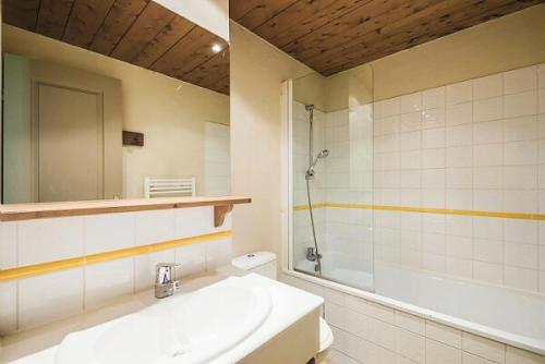 a bathroom with a sink and a shower at Quartier La Forêt - maeva Home - Appartement 2 pièces 6 personnes + coin cabine - Sélection MAE-1634 in Valmorel