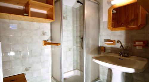 une petite salle de bain avec un lavabo et une douche dans l'établissement Résidence Le Chardonnet - Appartement à 200 m des psites avec belle vue MAE-3282, à Champagny-en-Vanoise