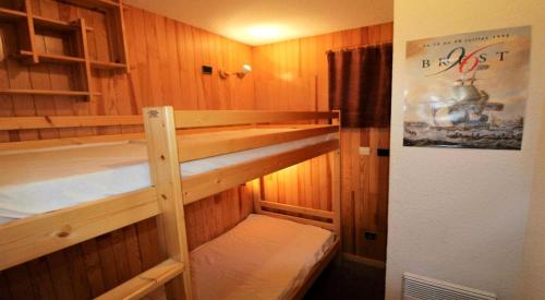 Cette petite cabine dispose de murs en bois et d'étagères en bois. dans l'établissement Résidence Le Chardonnet - Appartement à 200 m des psites avec belle vue MAE-3276, à Champagny-en-Vanoise