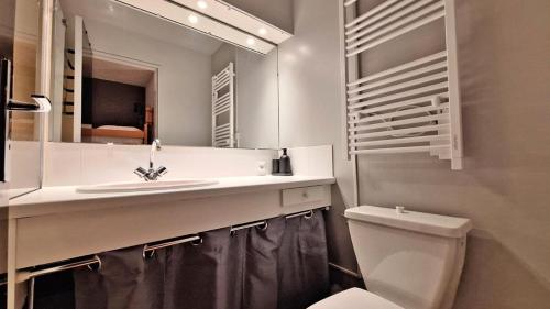 une salle de bain avec un lavabo, des toilettes et un miroir dans l'établissement Résidence Valgardena - VG603 - APPARTEMENT 3/4 PERSONNES VUE PISTES MAE-8711, à Les Prés