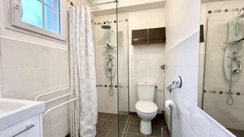 une salle de bain avec toilettes et douche dans l'établissement Les Courlis, à Saint-Valery-sur-Somme