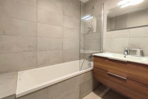 Phòng tắm tại CHALET LUMI - Chalet CHALET GASPESIE pour 8 Personnes 474