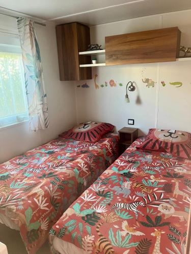 une chambre avec deux lits et une fenêtre dans l'établissement Mobile home exotique de 40 m2, à Fréjus