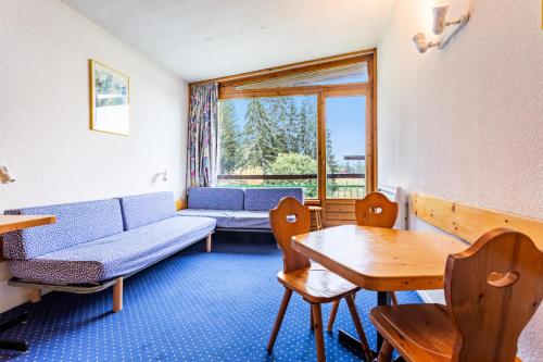 un salon avec un canapé et une table dans l'établissement Résidence les Lauzières - maeva Home - Studio 5 personnes - Confort MAE-4424, à Arc 1800