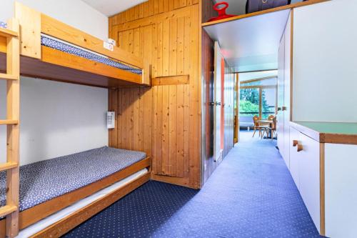 Cette chambre dispose de lits superposés et d'un couloir. dans l'établissement Résidence les Lauzières - maeva Home - Studio 5 personnes - Confort MAE-4424, à Arc 1800