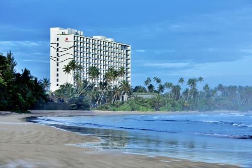韋利格默的住宿－Weligama Bay Marriott Resort & Spa，海滩上可欣赏到酒店景色