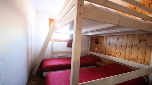 Ce lit se trouve dans un dortoir doté de 2 lits superposés et de murs en bois. dans l'établissement Résidence Dame Blanche - DBAC11 - APPT 2 CHAMBRES - BALCON - 6 PERSONNES - Secteur 1800 MAE-7721, à Narreyroux