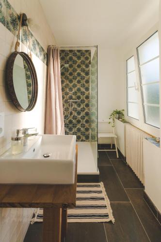 une salle de bain avec un lavabo et une douche dans l'établissement JOYU SURF SHACK, à Bidart