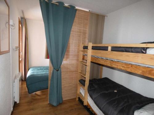 une chambre avec deux lits superposés et une fenêtre dans l'établissement Résidence Portail - Le Portail 27 - Agréable 2 pièces en bordure de piste MAE-4664, à Valmorel