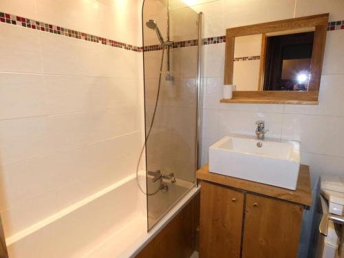 une salle de bain avec douche et lavabo dans l'établissement Résidence Portail - Le Portail 27 - Agréable 2 pièces en bordure de piste MAE-4664, à Valmorel