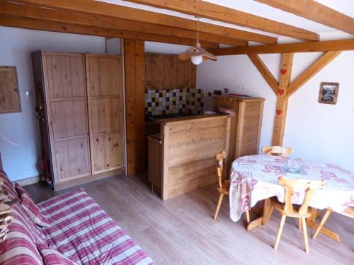 une chambre avec un lit, une table et des chaises dans l'établissement Résidence Le Valmorel - Le Valmorel -Chalet individuel, cadre reposant avec une magnifique vue MAE-4684, à Valmorel