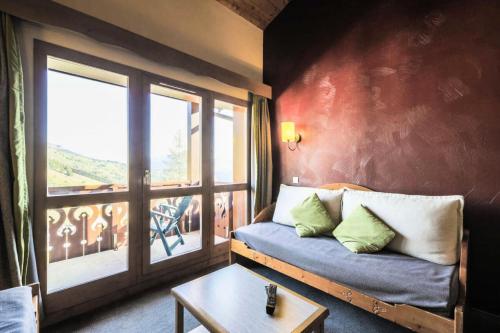 ein Wohnzimmer mit einem Sofa und einem Fenster in der Unterkunft Quartier La Forêt - maeva Home - Appartement 3 pièces 7 personnes - Sélec 834 in Valmorel
