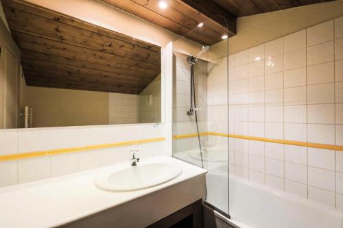 ein Bad mit einem Waschbecken und einem Spiegel in der Unterkunft Quartier La Forêt - maeva Home - Appartement 3 pièces 7 personnes - Sélec 834 in Valmorel