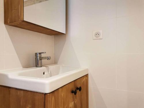 une salle de bain avec un lavabo et un miroir dans l'établissement Résidence Clairiere - La Clairière 27 - Spacieux et confortable duplex, classé 3 étoiles MAE-4854, à Valmorel