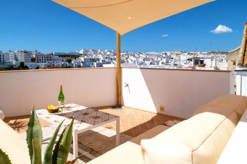 uma varanda com vista para a cidade em Vejerísimo Casa Boutique em Vejer de la Frontera