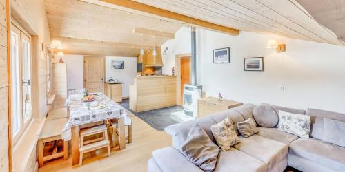 un salon avec un canapé et une table dans l'établissement Résidence Le Seillon - 4 Pièces pour 8 Personnes MAE-3291, à Champagny-en-Vanoise