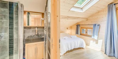 La salle de bains est pourvue d'un lavabo et d'une douche dans une cabine. dans l'établissement Résidence Le Seillon - 4 Pièces pour 8 Personnes MAE-3291, à Champagny-en-Vanoise