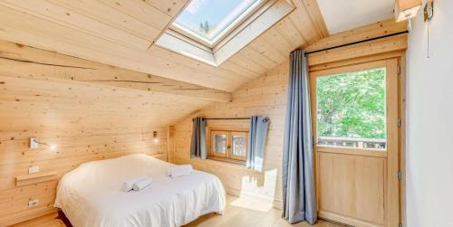- une chambre dans une cabane en rondins dotée d'une lucarne dans l'établissement Résidence Le Seillon - 4 Pièces pour 8 Personnes MAE-3291, à Champagny-en-Vanoise