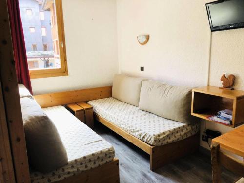 Säng eller sängar i ett rum på Résidence PIERRES PLATES - Studio pour 4 Personnes 84