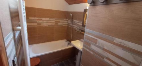 une salle de bain avec une baignoire, des toilettes et un lavabo dans l'établissement Résidence Le Centre - 4 Pièces pour 8 Personnes MAE-3294, à Champagny-en-Vanoise