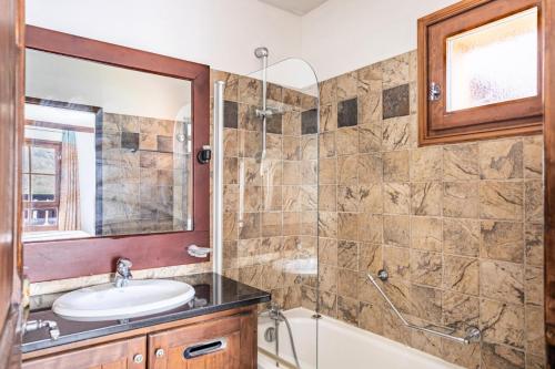une salle de bain avec un lavabo et une douche dans l'établissement Résidence Les Arcs 1950 Le Village - maeva Home - Appartement 3 pièces 6 personnes - Prestige MAE-8554, à Bourg-Saint-Maurice