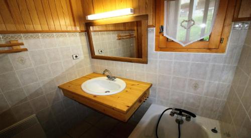 une salle de bain avec un lavabo et un miroir dans l'établissement Résidence Le Roselin - 4 Pièces pour 8 Personnes MAE-3296, à Champagny-en-Vanoise