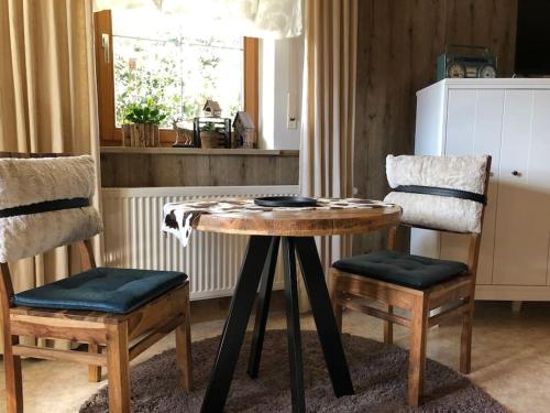 Neudrossenfeld的住宿－Ja, das gönn' ich mir. Sauna, Natur - alles hier.，一张桌子和两张椅子