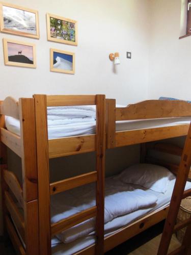 quelques lits superposés dans une chambre dans l'établissement Résidence Les Clarines - 5 Pièces pour 8 Personnes MAE-3297, à Champagny-en-Vanoise