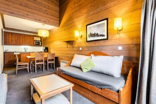 un salon avec un canapé et une table dans l'établissement Quartier La Forêt - maeva Home - Appartement 2 pièces 5 personnes - Sélection MAE-3904, à Valmorel