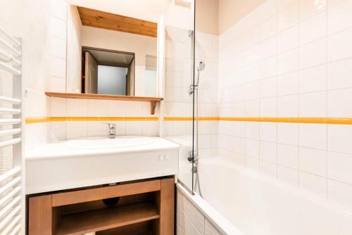 a bathroom with a sink and a bath tub at Quartier La Forêt - maeva Home - Appartement 2 pièces 5 personnes - Sélection MAE-3904 in Valmorel