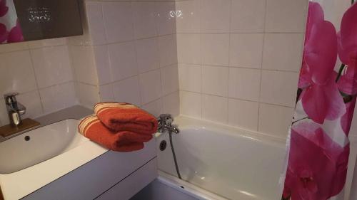 La salle de bains est pourvue d'une baignoire et d'une serviette. dans l'établissement Résidence Souche - La Souche 10 - Agréable 2 pièces, terrasse skis aux pieds MAE-5114, à Valmorel