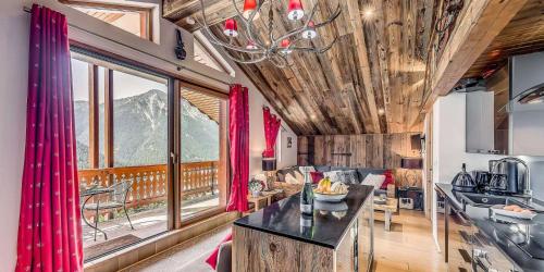 une cuisine et un salon avec une grande fenêtre dans l'établissement Résidence Le Chardonnet - 4 Pièces pour 7 Personnes MAE-3299, à Champagny-en-Vanoise