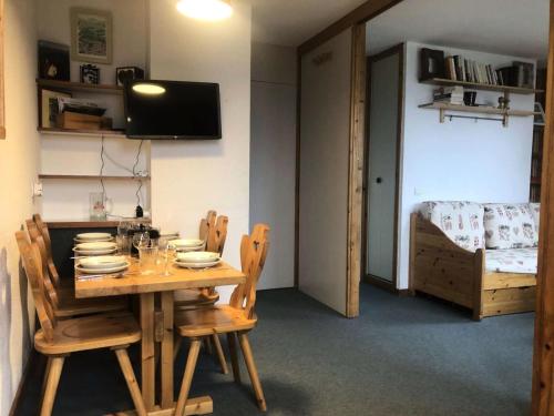 une salle à manger avec une table et des chaises en bois dans l'établissement Résidence Marches - Les Marches 24 - Joli 2 pièces en bordure de pistes MAE-5034, à Valmorel