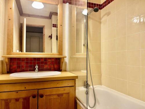 une salle de bain avec un lavabo et une douche dans l'établissement Résidence Valeriane - La Valériane 212 - Joli 3 pièces, vue magnifique sur les montagnes MAE-5194, à Valmorel