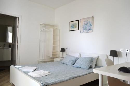 Habitación blanca con cama con almohadas azules en Ático Moderno - Out of Blue, en Santa Cruz de la Palma