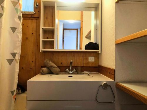 une salle de bain avec un lavabo et un miroir dans l'établissement Résidence Camarine - La Camarine 29 - Joli 2 pièces, vue magnifique sur la vallée MAE-5104, à Valmorel