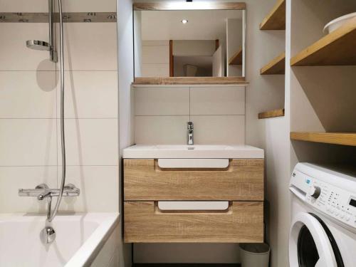 une salle de bain avec un lavabo et une machine à laver dans l'établissement Résidence Lauziere Dessous - La Lauzière Dessous 50 - Triplex offrant charme et modernité MAE-5134, à Valmorel
