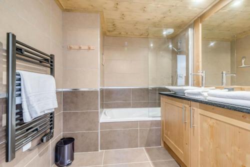 une salle de bain avec une douche, un lavabo et une baignoire dans l'établissement Résidence Les Balcons EtoilÉs - Appartement 4 au pied des pistes MAE-3304, à Champagny-en-Vanoise