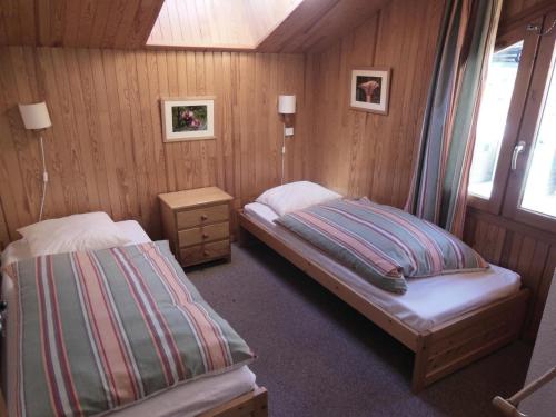 une chambre avec deux lits et une fenêtre dans l'établissement Résidence Le Roselin - 3 Pièces pour 6 Personnes MAE-3311, à Champagny-en-Vanoise