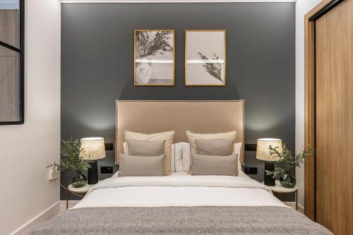 sypialnia z dużym łóżkiem z trzema zdjęciami powyżej w obiekcie MH Apartments Soho Madrid w Madrycie