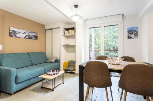 un salon avec un canapé et une table dans l'établissement Résidence les Chardons - maeva Home - Appartement 2 pièces 5 personnes - Confort MAE-4014, à Arc 1800
