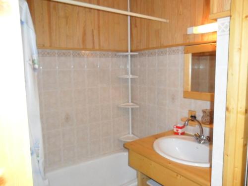 une salle de bain avec un lavabo et une baignoire dans l'établissement Résidence Le Roselin - 2 Pièces pour 6 Personnes MAE-3317, à Champagny-en-Vanoise