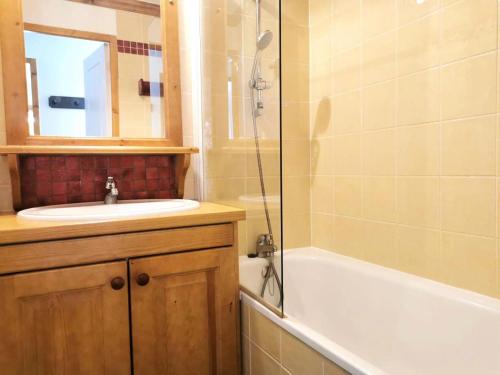une salle de bain avec un lavabo, une baignoire et une douche dans l'établissement Résidence Valeriane - La Valériane 106 - Joli 3 pièces rénové, idéalement situé MAE-5414, à Valmorel