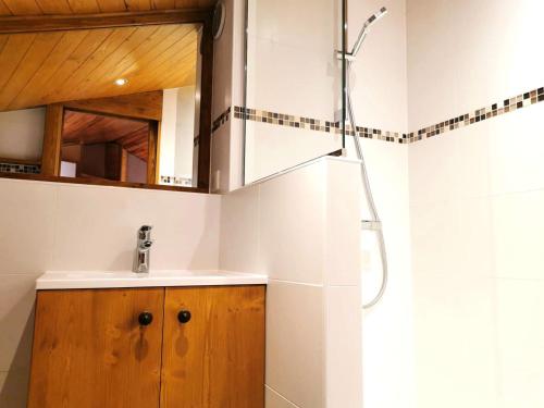 une salle de bain avec un lavabo et une douche dans l'établissement Résidence Clairiere - La Clairière 35 - Spacieux T4 avec mezzanine, calme, classé 3 étoiles MAE-5244, à Valmorel