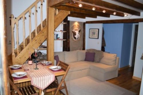 un salon avec un canapé et une table dans l'établissement Résidence Le Dahu - 3 Pièces pour 6 Personnes MAE-3319, à Champagny-en-Vanoise