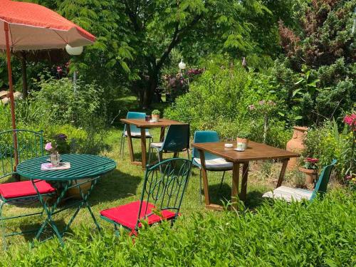 ヤゴディナにあるMorava Garden Resortの庭園内のテーブルと椅子