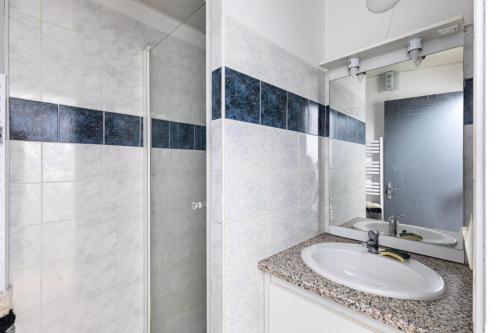 une salle de bain avec un lavabo et une douche dans l'établissement Résidence Le Tourmalet - maeva Home - Appartement 3 pièces 9 personnes - Sélection MAE-3804, à La Mongie