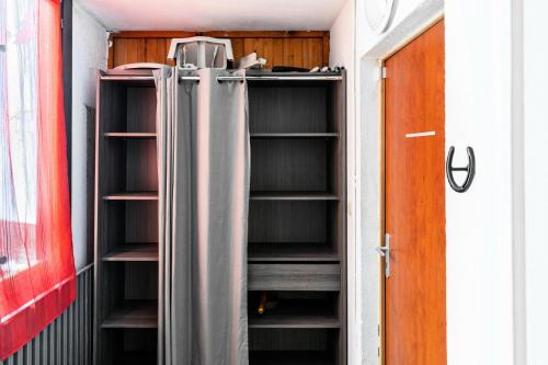 un réfrigérateur vide dans une pièce à côté d'une porte dans l'établissement Résidence Le Tourmalet - maeva Home - Appartement 3 pièces 9 personnes - Sélection MAE-3804, à La Mongie